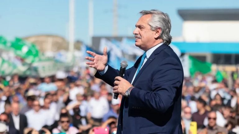 En la Fiesta Nacional de la Flor, Fernández vio con estudiantes la película “Argentina, 1985”