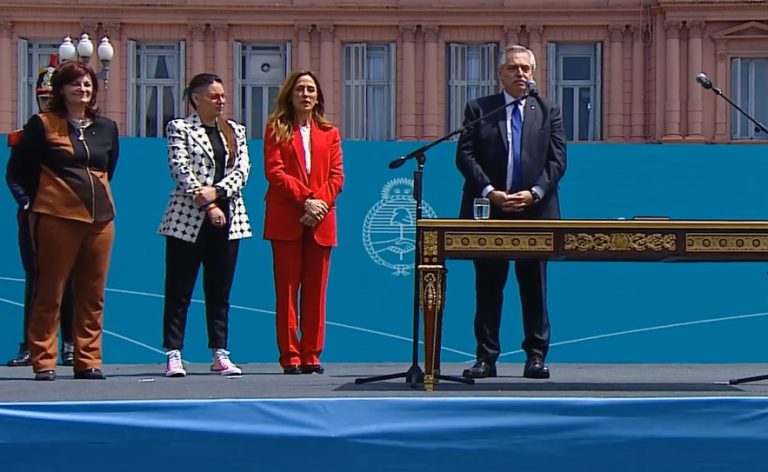 Fernández les tomó juramento a sus nuevas ministras e hizo un fuerte llamado a la unidad