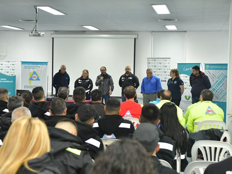 Jornada de capacitación en Defensa Civil en Varela