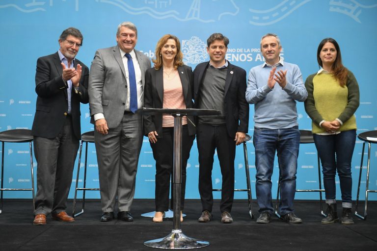 Kicillof firmó convenios para extender el Boleto Estudiantil a todos los municipios