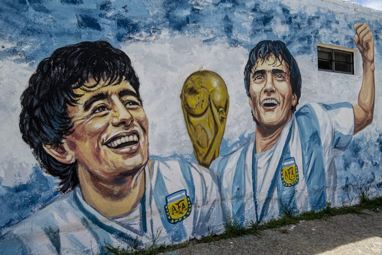 Realizan mural en homenaje a Maradona y Enrique en Burzaco