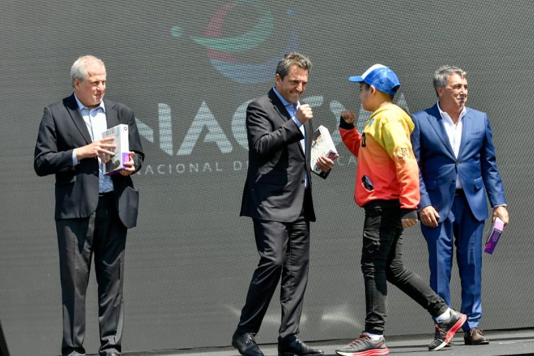 Massa encabezó la entrega de 1.500 tablets a alumnos de escuelas primarias de Tigre