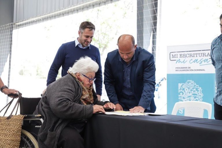 La Provincia entregó más de 800 títulos de propiedad en ocho municipios bonaerenses