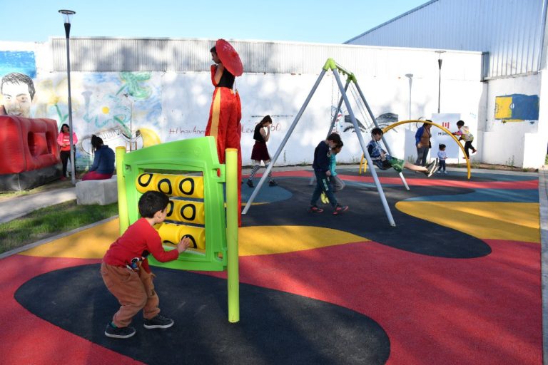 Morón recuperó un espacio degradado y lo transformó en una plaza para niños y niñas