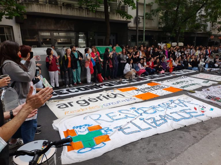 Médicos residentes realizan un paro en los hospitales porteños