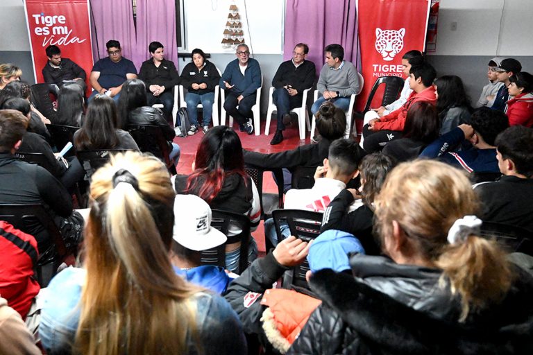 Zamora dialogó con más de 50 jóvenes de Troncos del Talar