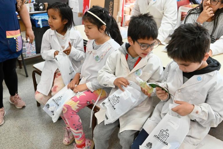 Entregaron lentes a alumnos en Monte Grande