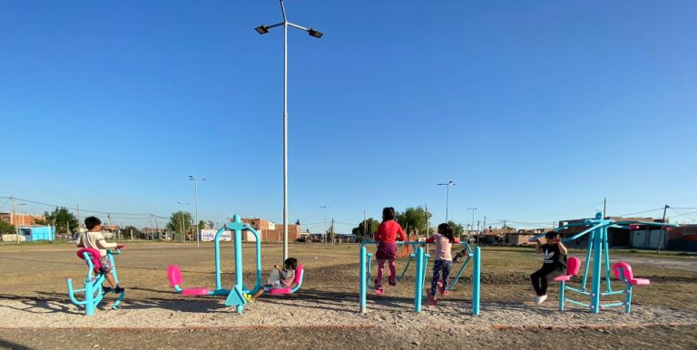 Instalan gimnasios públicos en Presidente Perón