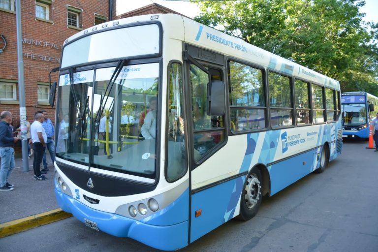 Entregan un colectivo en Presidente Perón