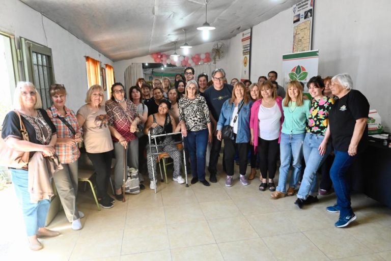 Entregan kits para talleres culturales en Luis Guillón