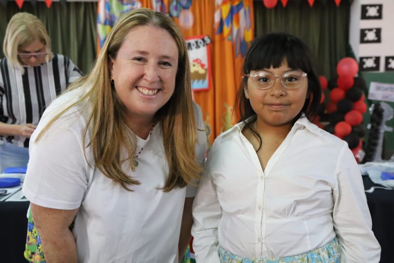 Entrega de lentes a alumnos de escuelas en 9 de Abril