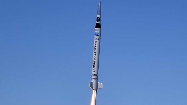 Lanzan satélites hechos por alumnos