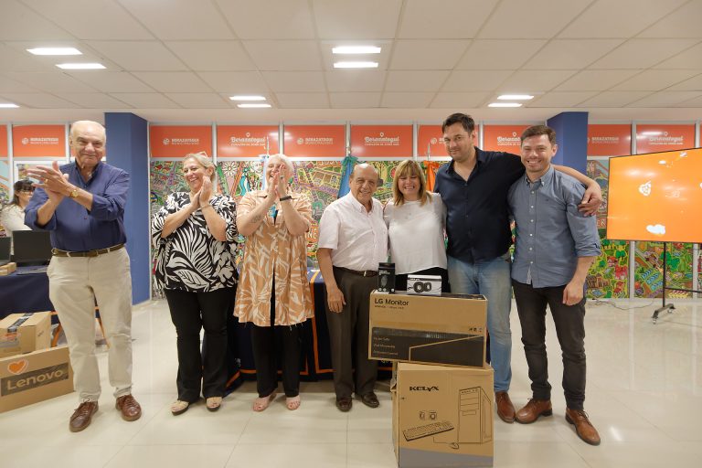 Entregan equipamiento a escuelas de Berazategui