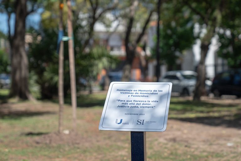 Plantan árboles en homenaje a víctimas de femicidios en San Isidro