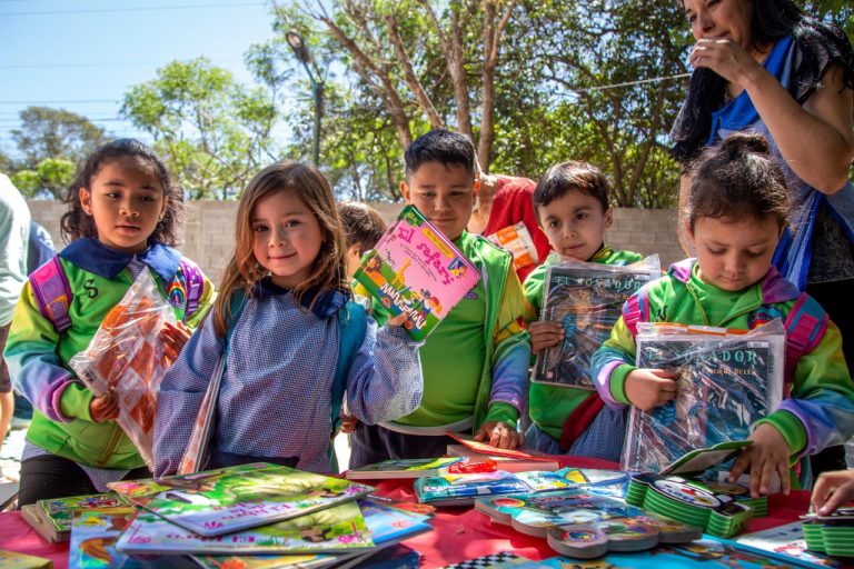 Entregan libros a jardines de infantes de Quilmes