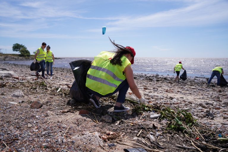 Jornada de limpieza en la costa de Vicente López