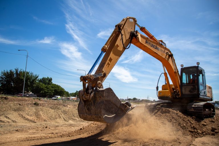Avanza construcción de nueva traza del Acceso Sudeste