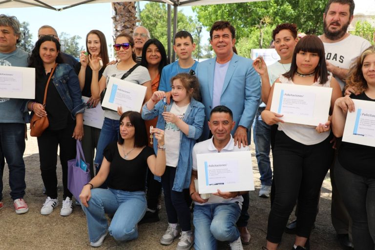 Espinoza entregó viviendas a familias de La Matanza