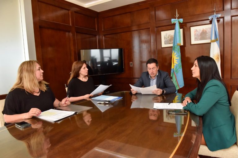 Correa anunció un aumento del 30% y un bono de fin de año para el personal municipal 