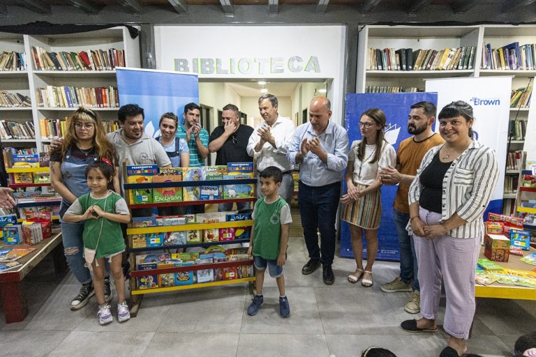 Entregan libros a jardines comunitarios de Almirante Brown
