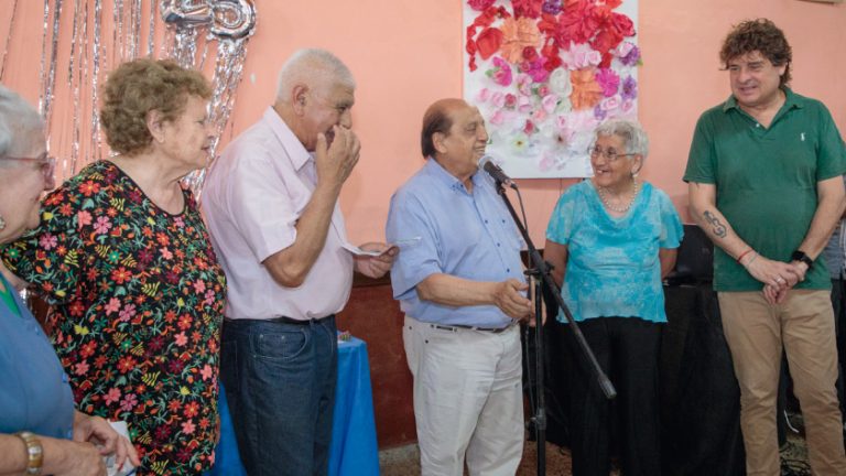 Festejo de aniversario de centro de jubilados en Berazategui