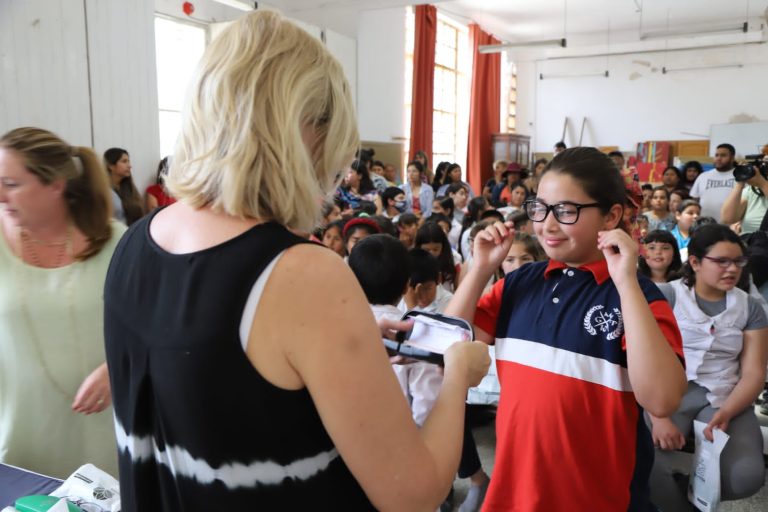 Entregaron lentes a alumnos en Monte Grande