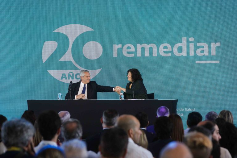 Fernández: “El programa Remediar marca un antes y después en la salud pública”