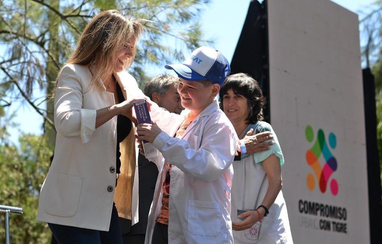 Malena Galmarini entregó tablets para 1.200 estudiantes de las Islas del Tigre