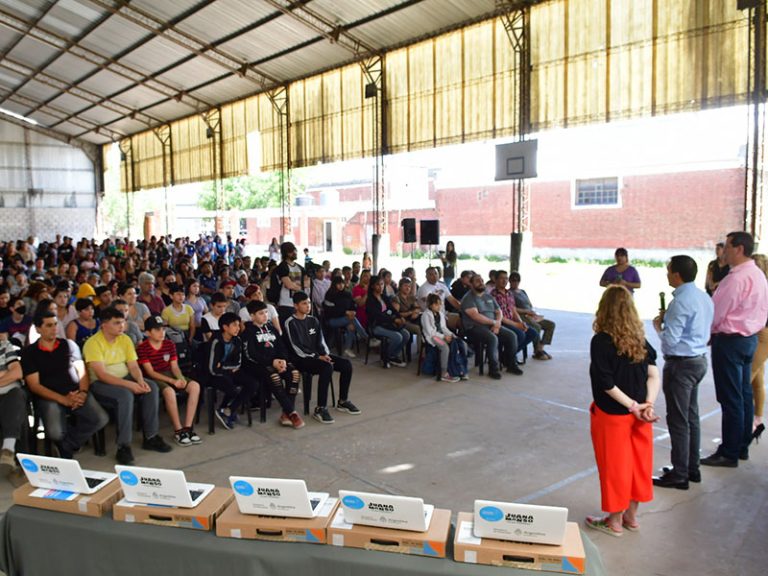 Entregaron netbooks a estudiantes de Villa Cirio