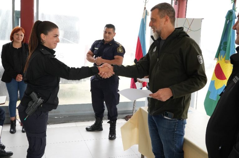 Kravetz participó del cierre del primer curso en Lanús de profesionalización policial