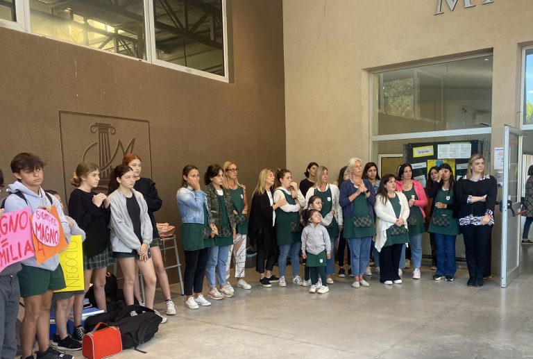 Padres, alumnos y docentes se manifestaron contra el cierre del colegio Magno en Pilar