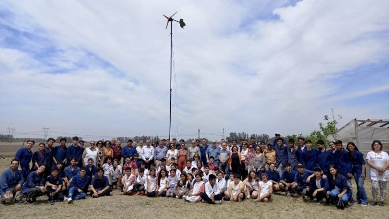 Marcos Paz puso en marcha un aerogenerador eólico en la Escuela Nº4
