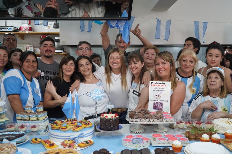 Karina Menéndez visitó la Muestra Anual de la Escuela de Artes y Oficios de Merlo