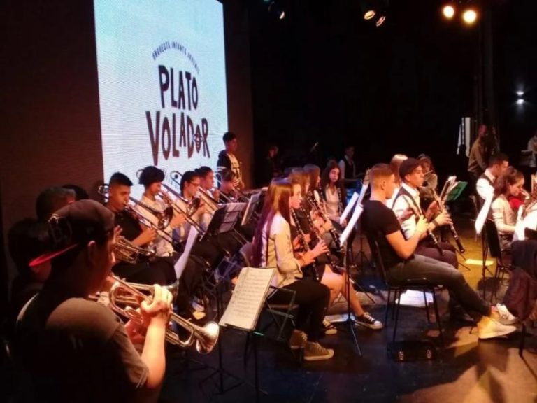 Lomas incorporó a 200 vecinos a la orquesta municipal