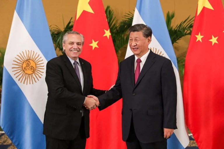 Tras una descompensación, Alberto Fernández se reunió con Xi Jinping en Indonesia