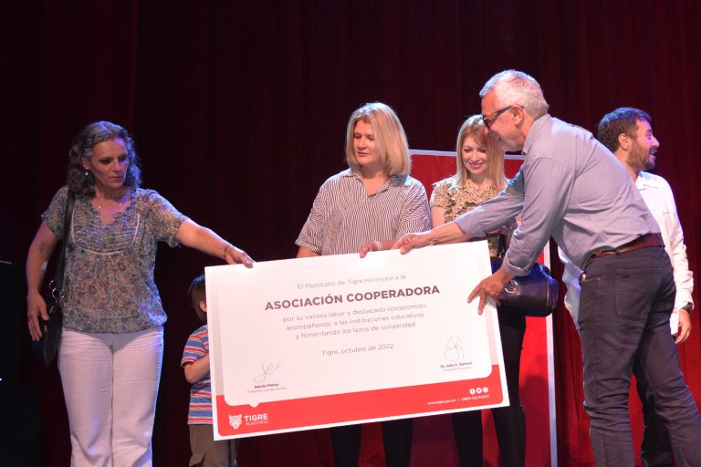 Zamora reconoció el trabajo de 142 Cooperadoras Escolares