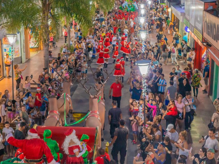 San Fernando disfrutó la visita de Papá Noel y sus desfiles