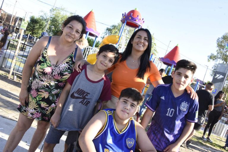 Correa y Nardini inauguraron la Plaza Bolivia en Grand Bourg