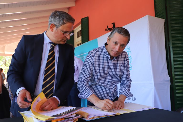 Firman escrituras en Esteban Echeverría