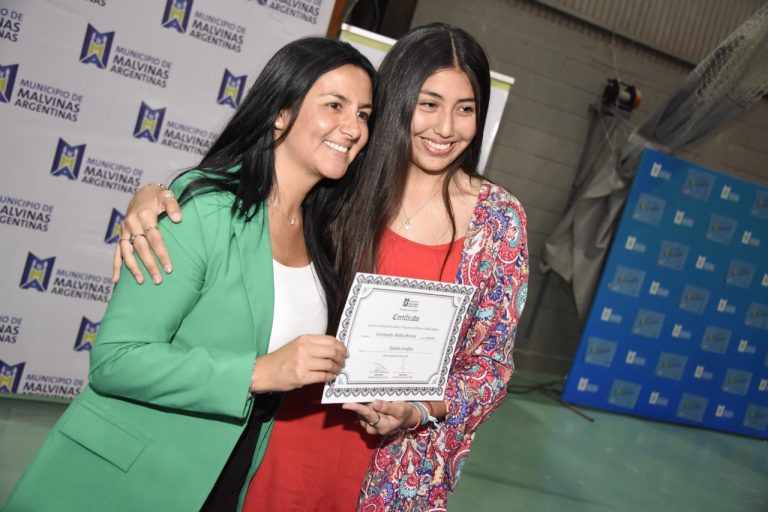Correa entregó certificados a alumnos graduados en el Centro Municipal de Estudios