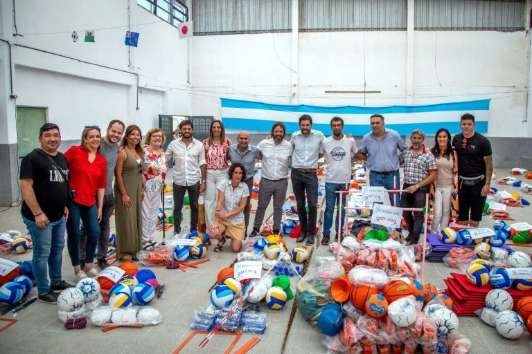 Entregaron kits de materiales deportivos a más de 90 escuelas secundarias de Quilmes