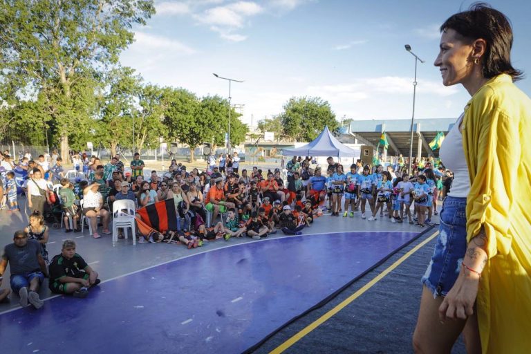 Entrega de trofeos a equipos de fútbol femenino en Quilmes