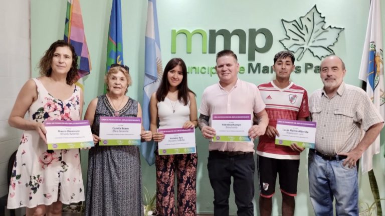 Entrega de apoyo económico a emprendedores de Marcos Paz