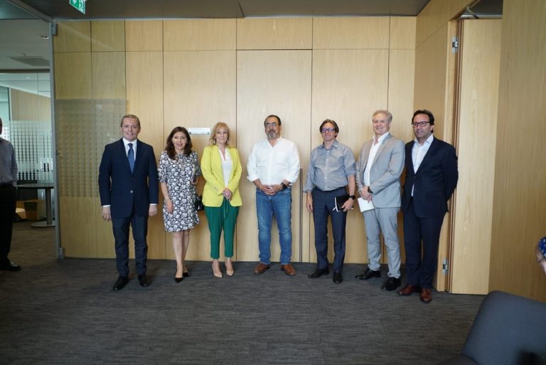Encuentro de Gray con autoridades del CAF
