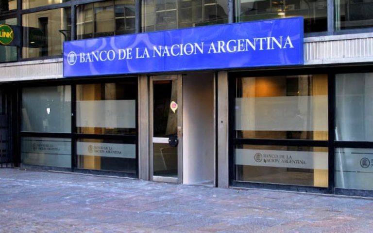Los bancos atienden al público de 10 a 12 en este feriado