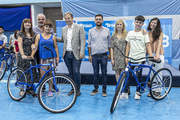 Entregaron bicicletas a alumnos de Brown