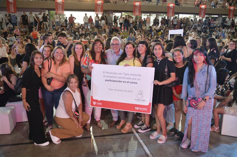Zamora entregó más de 2.200 certificados de capacitación laboral del Instituto Formativo