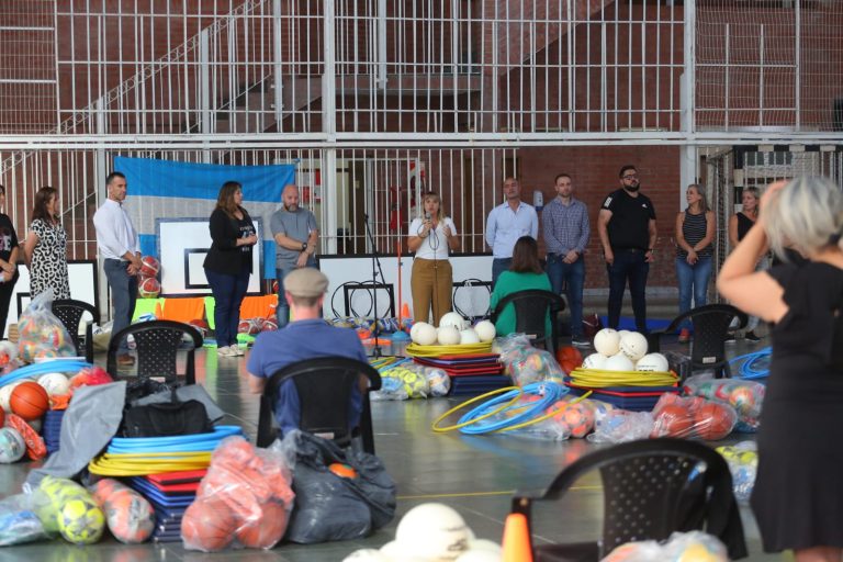 Entregaron kits deportivos a escuelas de Esteban Echeverría