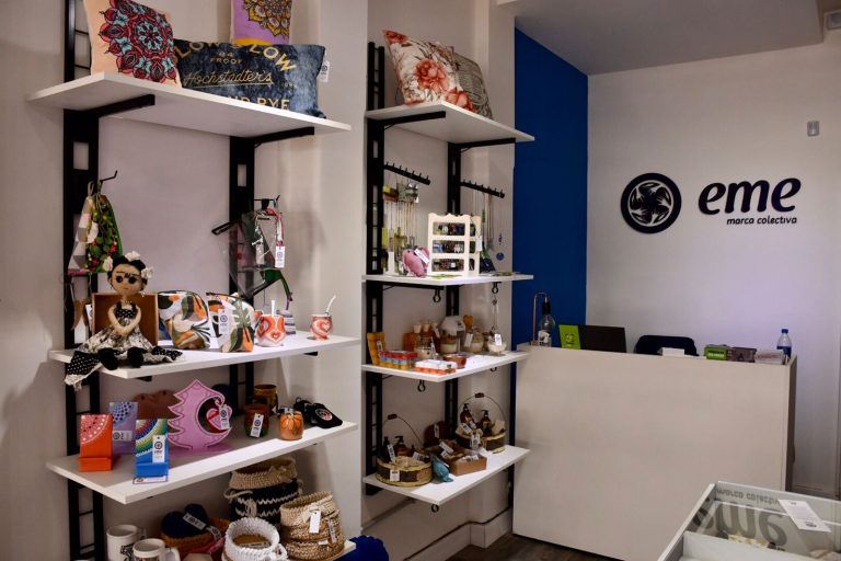 Morón promueve las compras navideñas de la marca local EME
