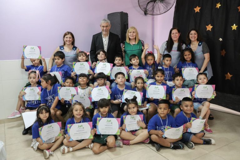 Comenzó la entrega de medallas y diplomas a los egresados de los jardines de Avellaneda